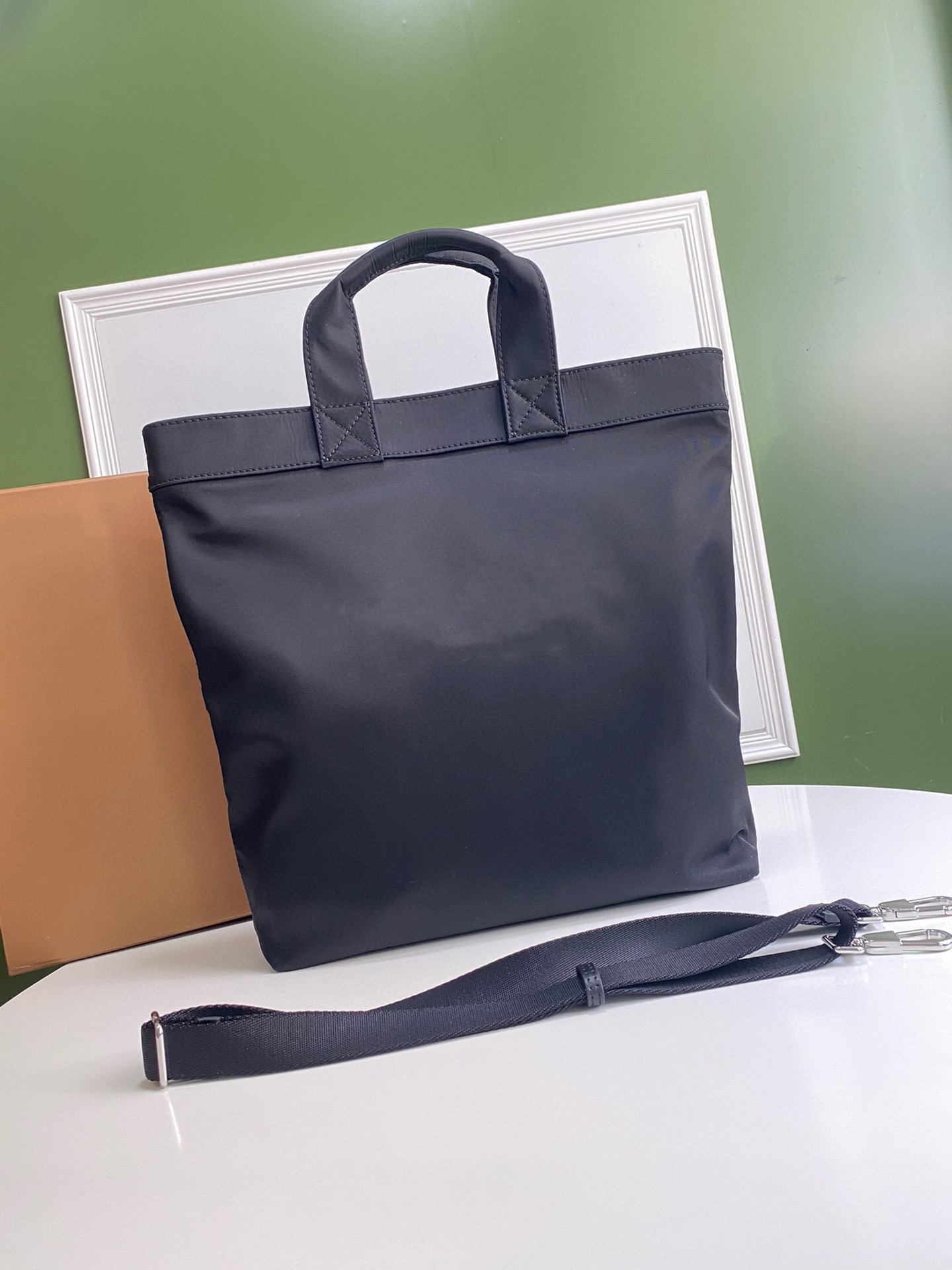 

2023 New Tote bag High-end quality handbag practical style with a shoulder strap can be carried across a variety of back stripes cotton to create, Black
