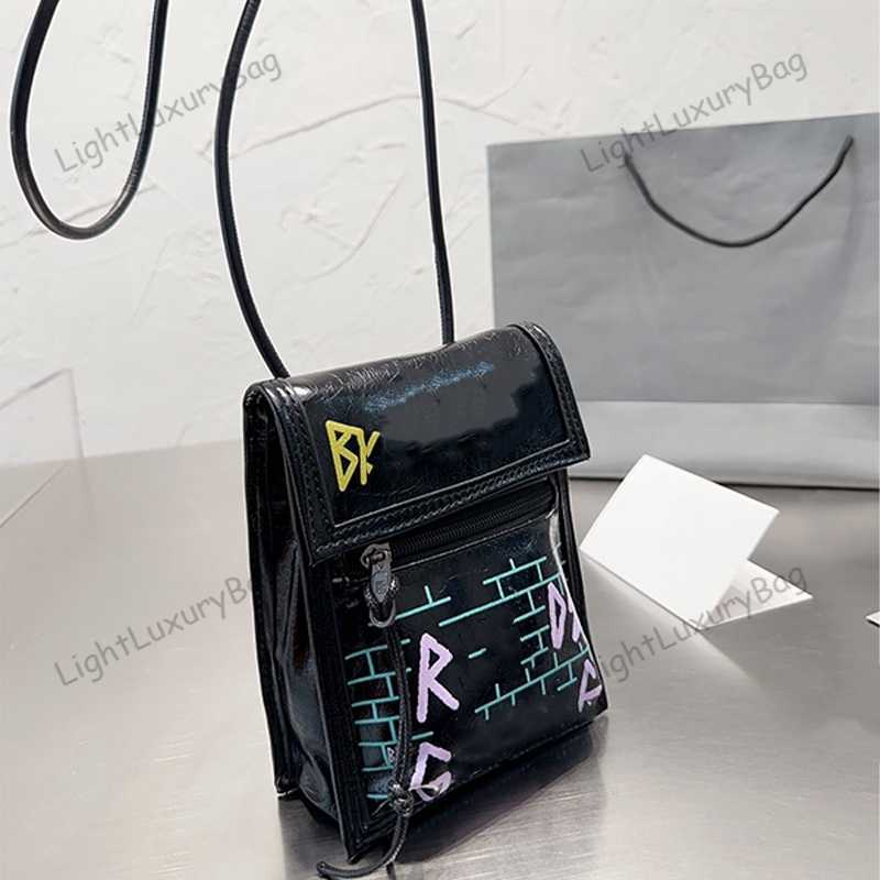 

Newly Arrived Designer Mini Doodle Mobile Phone Bag Oil Wax Leather Shoulder CrossBody Bags Fashion Coin Purse Women Luxury Handbag Tote Classic Female Purse 230627, Style1