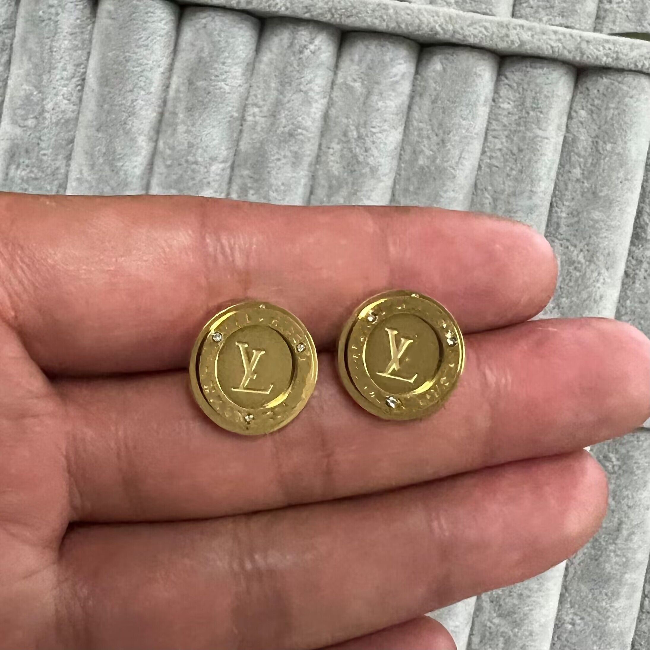 

luxury designer logo branded engrave thick letter V stud Earring 18k Gold 316L stainless steel Earrings Hip hop men boy Women girl Wedding Party Jewelry never fade