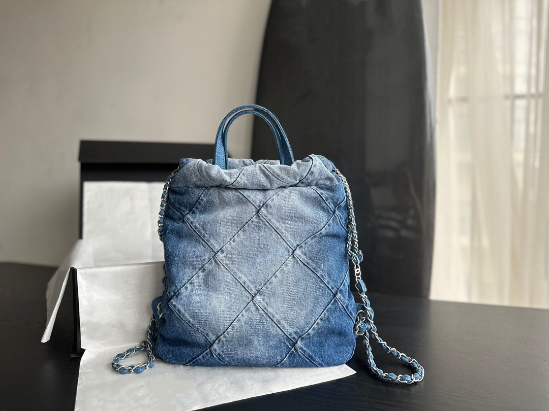 

2023 New women's backpack High-end quality handbag gradient washed denim with silver hardware capacity is very stylish and elegant AS3859