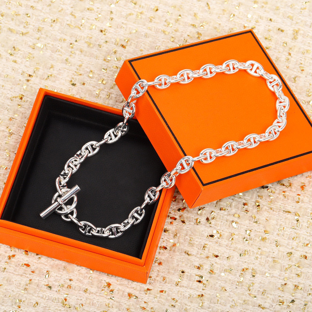 

2023 Luxury quality charm pendant necklace with OL clasp V gold material have stamp box PS7886