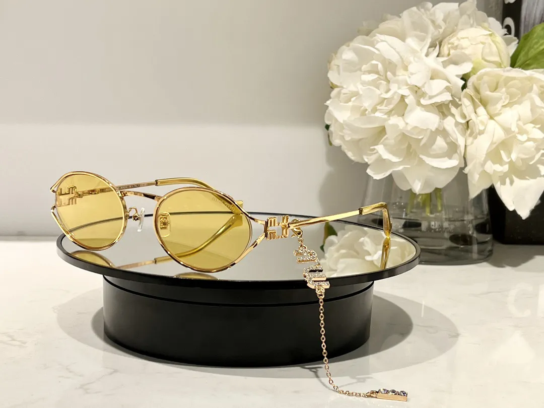 

Luxury High Beauty Designer Sunglasses Vintage Inspired Protection Eyewear for Men and Women Pendant Miu Diamonds Glasses