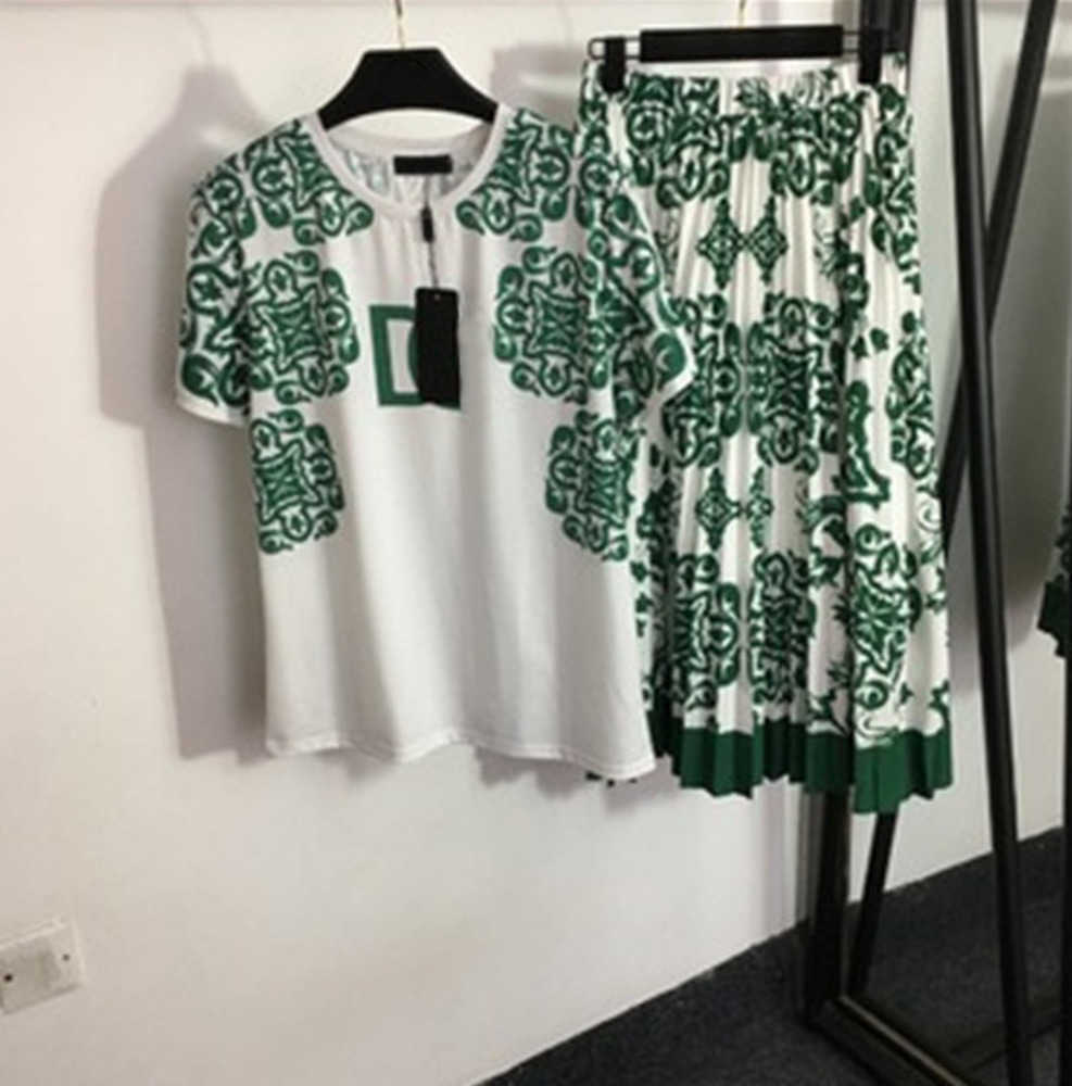 

Green Vintage Print Women Two Piece Set Designer Skirts Loose Round Neck Short Sleeve T-shirt High Waist Slim Pleated Skirt Cool And Stylish Summer Clothing 55