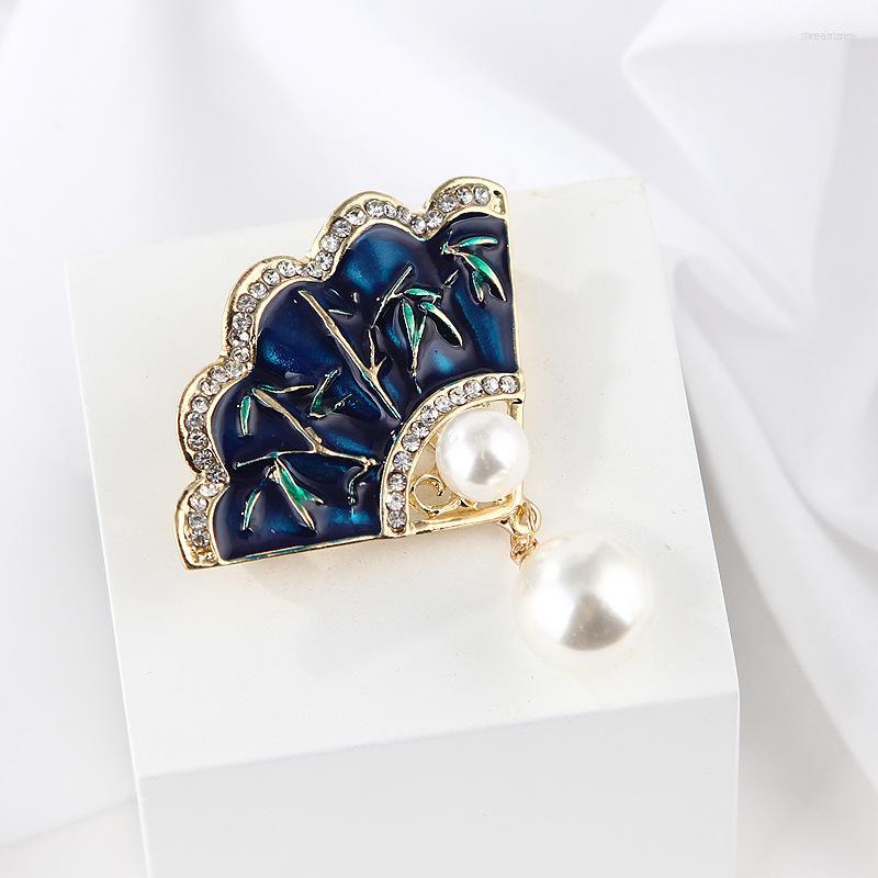 

Brooches Vintage Women Blue Enamel Fan Brooch Rhinestone Pin Pearl Pendant Clothing Accessories Scarf Clip Female Jewelry