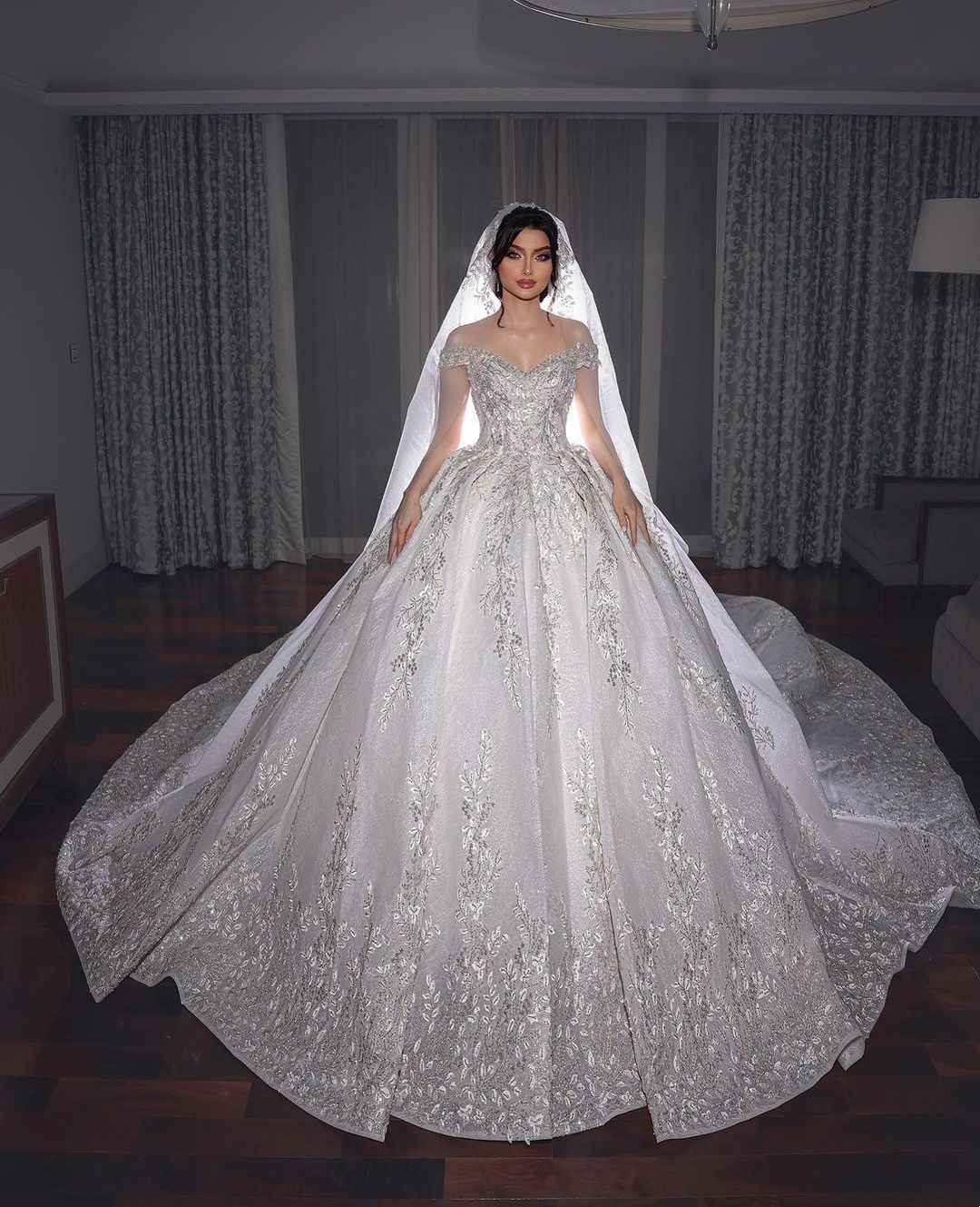 

Luxury Ball Gown Wedding Dresses V Neck Long Sleeves Sequins Appliques Beaded Floor Length Ruffles 3D Lace Formal Zipper Bridal Gowns Plus Size Vestido de novia, Khaki