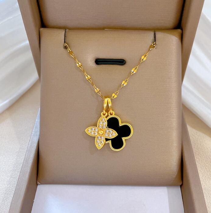 

2Style Fashion Brand Designer Pendant Necklaces Four Leaf Clover Necklace Women Sweater Chains Titanium Steel 18K Gold Plated Wedding Christmas Jewelry