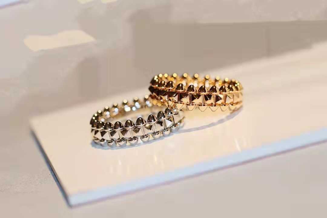 

high-quality Carti V gold rivet ring with plated smooth surface can rotate Solid geometry two-color for men and women