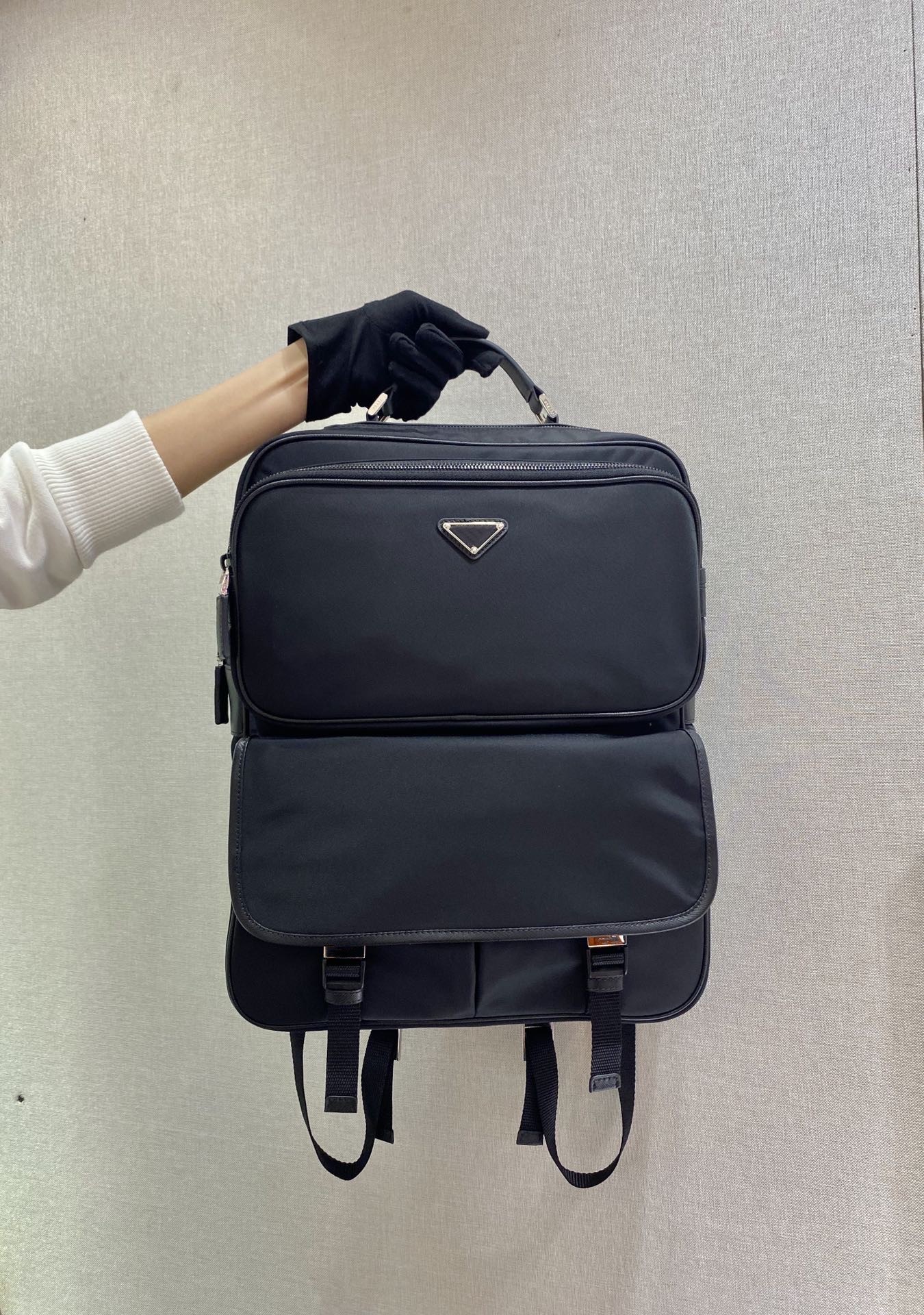 

2023 new men's and women's backpack high-end quality rear design can be inserted rod box on the grid layer function is very strong upper body effect is very cool 2VZ049, Black