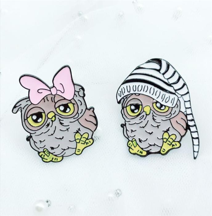 

Owl Metal Enamel Brooch Cute Cartoon Wearing Night Hat Bow Couple Owl Badge Pin Romantic Trendy Lovers Costume Jewelry Gift2315237, Red