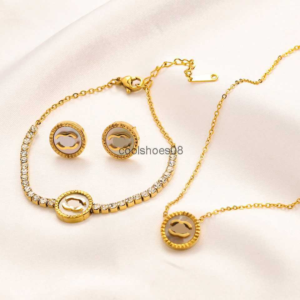 

Jewelry Set 18K Necklace Bracelet Set Designer Gift Choker Womens Love Pendant Necklace 2023 New Stud Earrings Premium Wedding Party Jewelry Set Wholesale, Golden