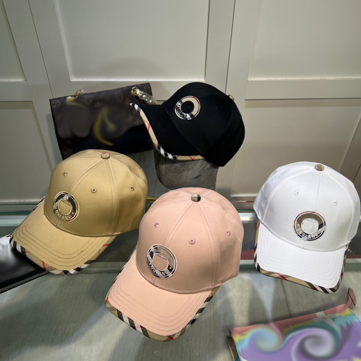 

Ball Caps All Seasons Fashion Brand Embroidery Logo with Tag 4 Colors Black White Brown Pink Sport Hat Sun Protector Cap for Men Women Adult Size