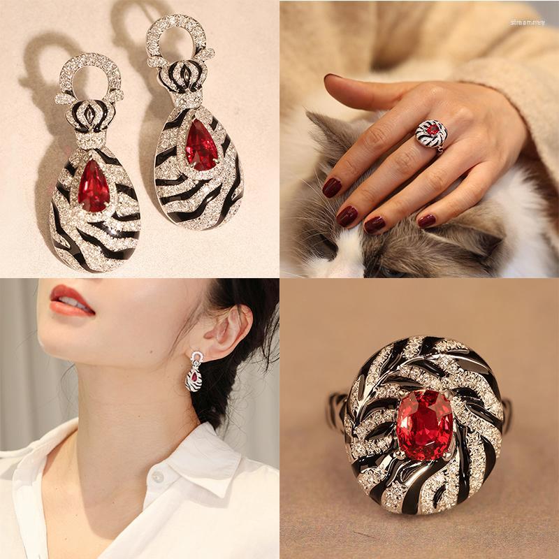 

Necklace Earrings Set Foydjew 2023 Trend Modern Retro Zebra Pattern Ruby European American Fashion Leopard Rings Drop, Picture shown