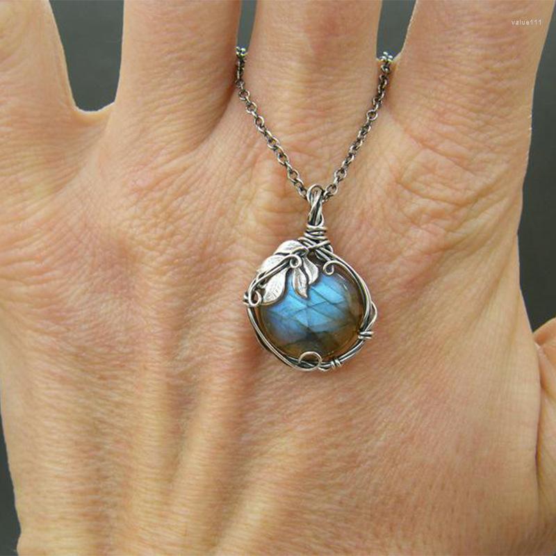 

Pendant Necklaces Vintage Moonstone Necklace For Women Retro Silver Leaf Charm Party Jewelry Accessories Gift