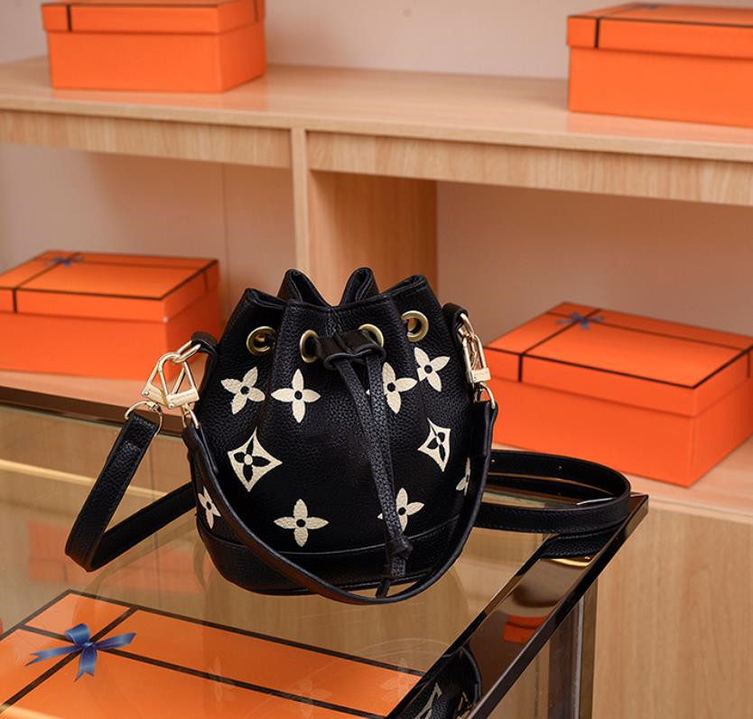 

woman New fashion casual single shoulder crossbody mini drawstring bucket drawstring hand bags, 15*16*12cm