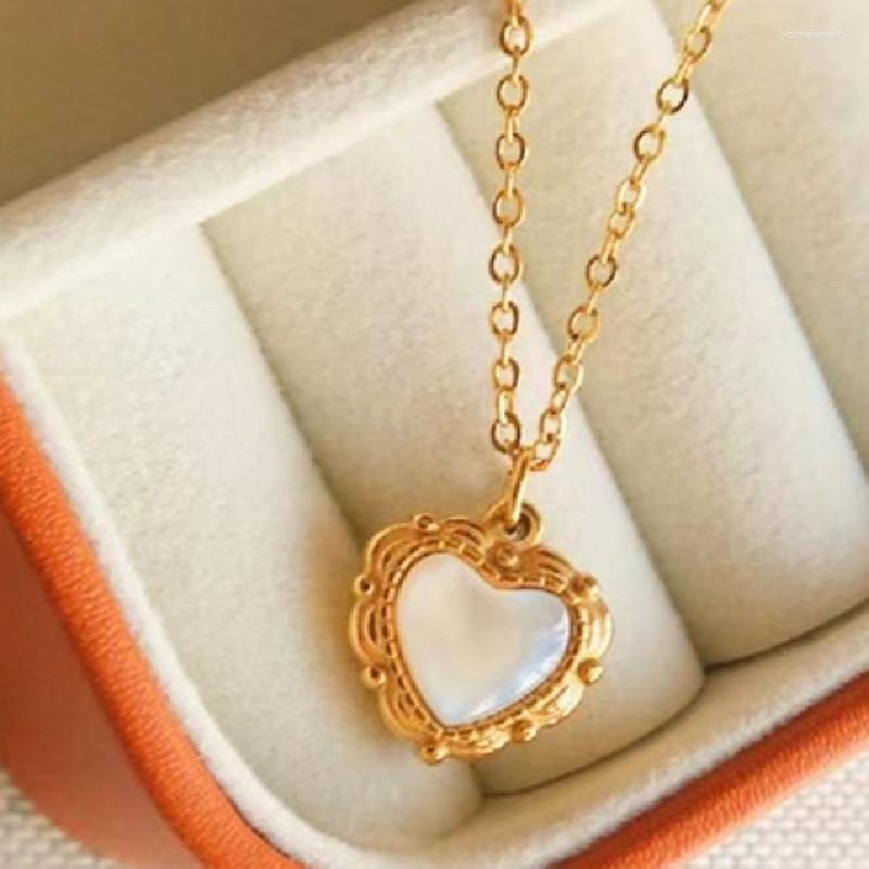 

Pendant Necklaces Heart Inlaid Beautiful Shell Women's Fashion Vintage Titanium Steel Necklace Collarbone