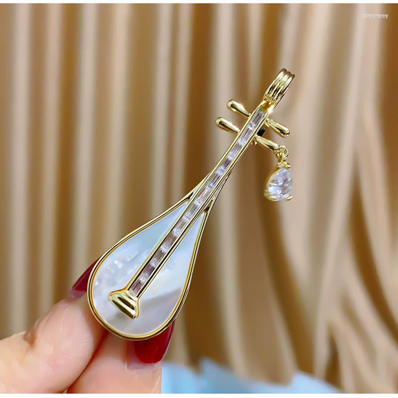 

Brooches National Ancient Style Pipa Brooch Natural Fritillary Micro-inlaid Zircon Musical Instruments Pin Female Wholesale Accessories