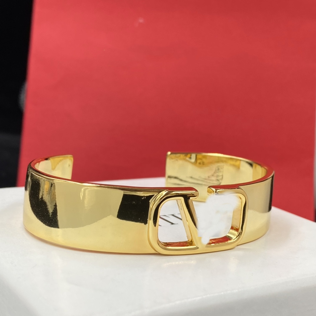 2023 High Quality Exquisite International Luxury Lock Chain Pendant Bracelet Fashion Women&#039;s 18k Gold Plated Jewelry Selected Gift-image-880184264