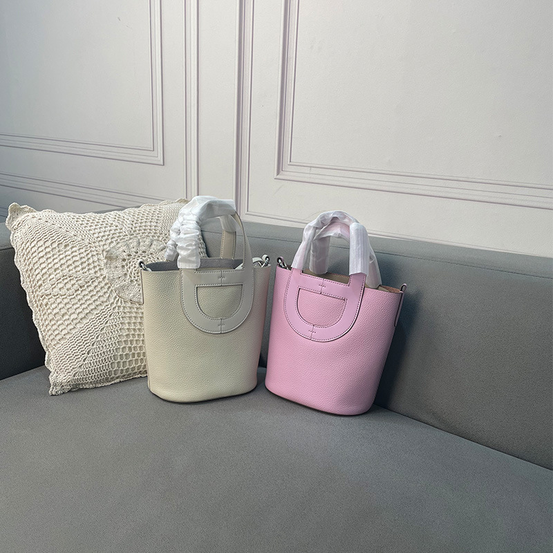 

2023 New Vegetable Basket Day Buckle Women's Bag Soft Leather One Shoulder Cross Shoulder Soft Tote Bag Water Bucket Bag Handbag, Black