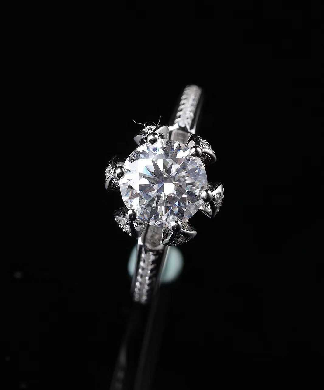 

Internet celebrity D-color Mosang Diamond 925 Sterling Silver Carti Flower Bud Ring Couple Proposal Wedding