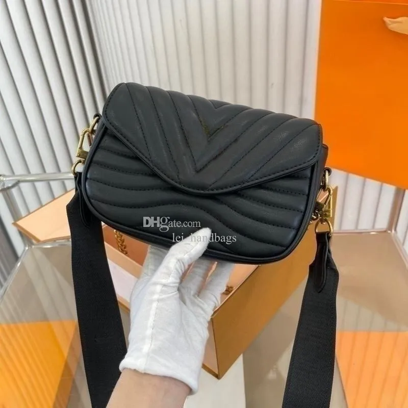 

2023 New women's handbag designer shoulder bag leather fashion striped clamshell small square wide shoulder baguette bag casual crossbody premium purse