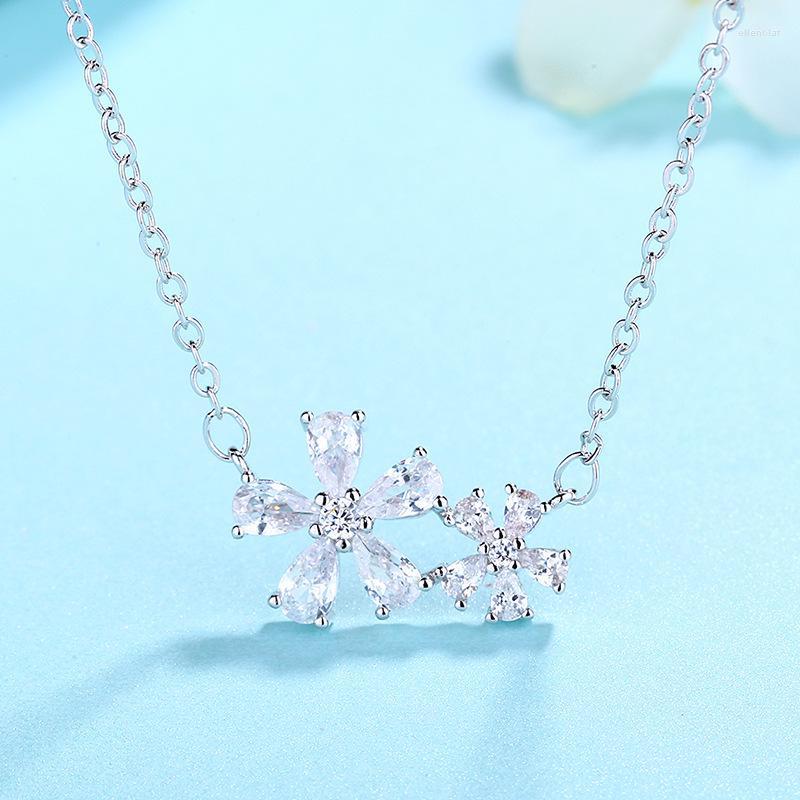 

Pendant Necklaces OBEAR Fashion Zircon Flower Charm Necklace For Women Simple Temperament Small Fresh Gord22