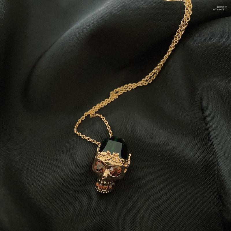 

Choker European And American Fashion Retro Green Acrylic Skull Pendant Necklace
