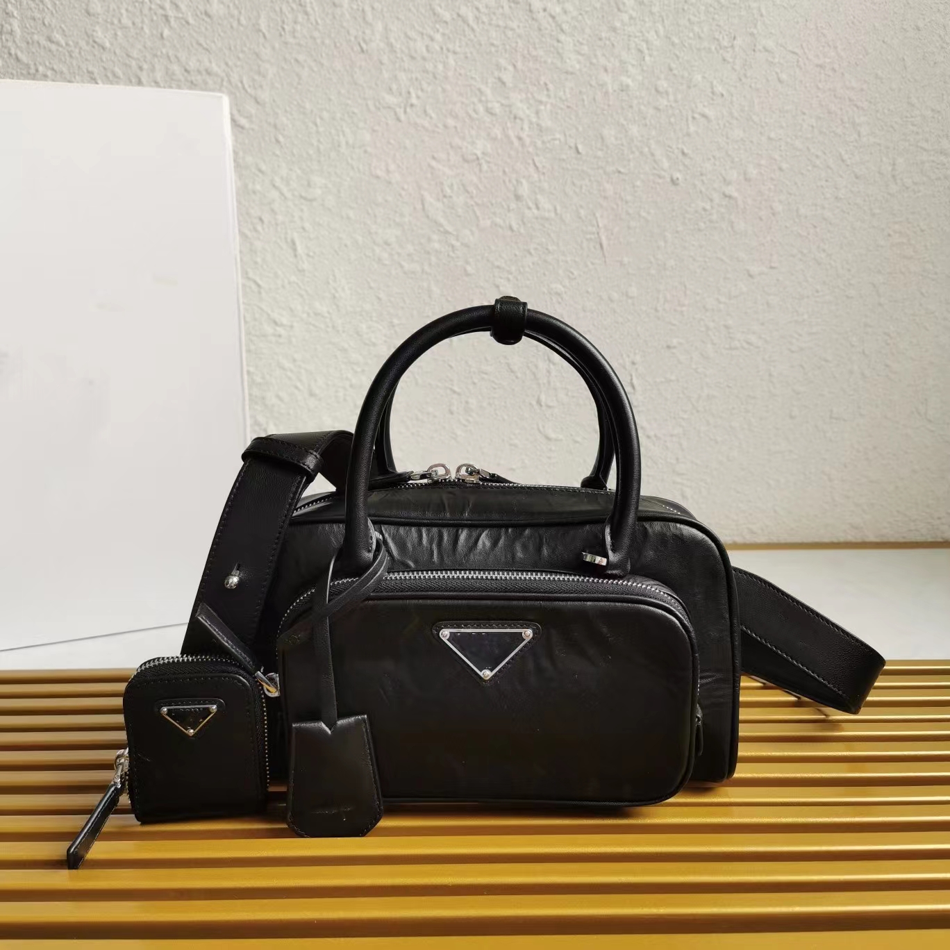 

2023 Designer Spring/Summer Fashion Show This casual and classic bag is made of soft sheepskin and is a portable one shoulder crossbody bag