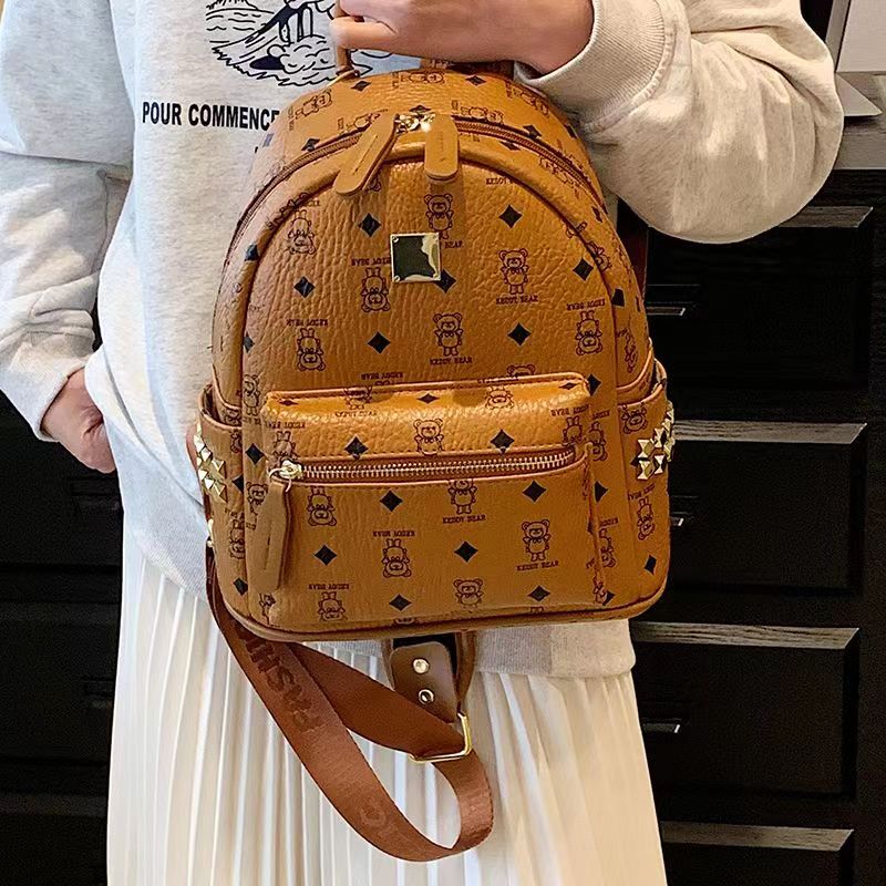 

The classic student backpack is simply not too heart-warming. The color is more suitable for summer travel with it