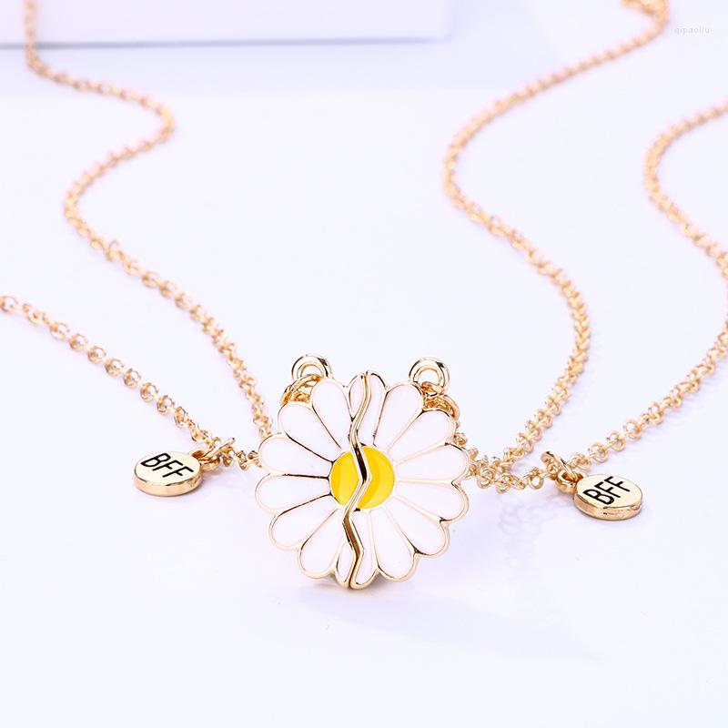 

Chains Lovecryst 2Pcs/set Small Daisy Flower Magnetic Simple Drip Oil Friend Necklace BFF Friendship Jewelry Gifts For Kids