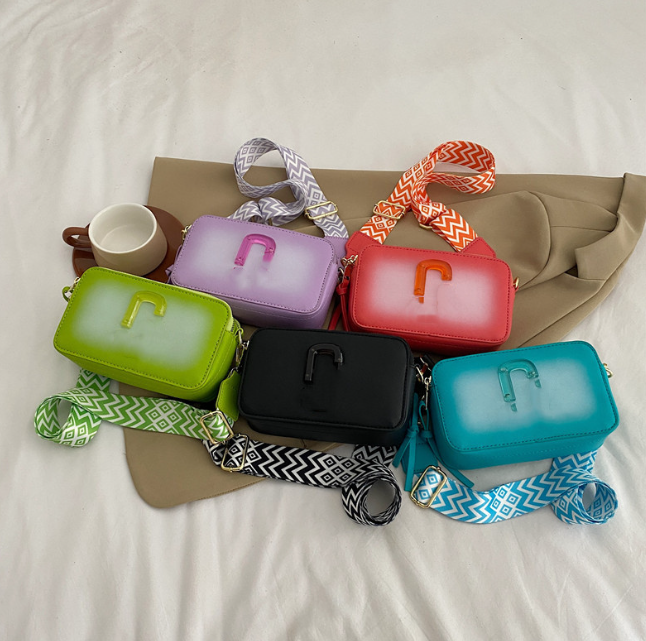 

Cross-Border New Arrival Summer 2023 European and American Fashion Women Bag Letter Camera Bags Gradient Color Small Square Bags Crossbody Shoulder Bag, 20*12*6cm