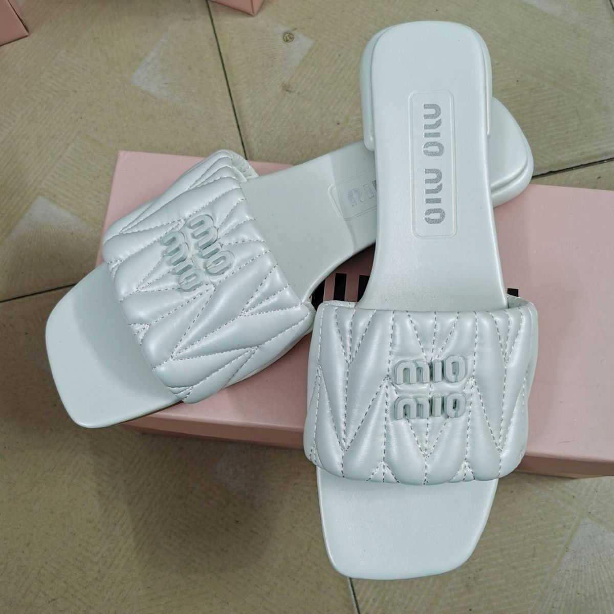 

Slide Mius Sandals Beach Designer Shoes 2023 Women Internet Slippers for Wearing Flat Bottomed Fairy Style Square Pleated LNE2
