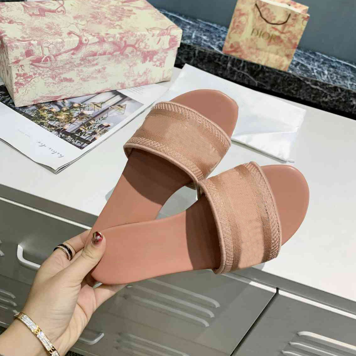 

AAA Designer Sandals Paris Embroidered Dazzle Womans Slipper Girls Sandal Ladies Slippers Summer Beach Striped Rainbow Letters Stripe