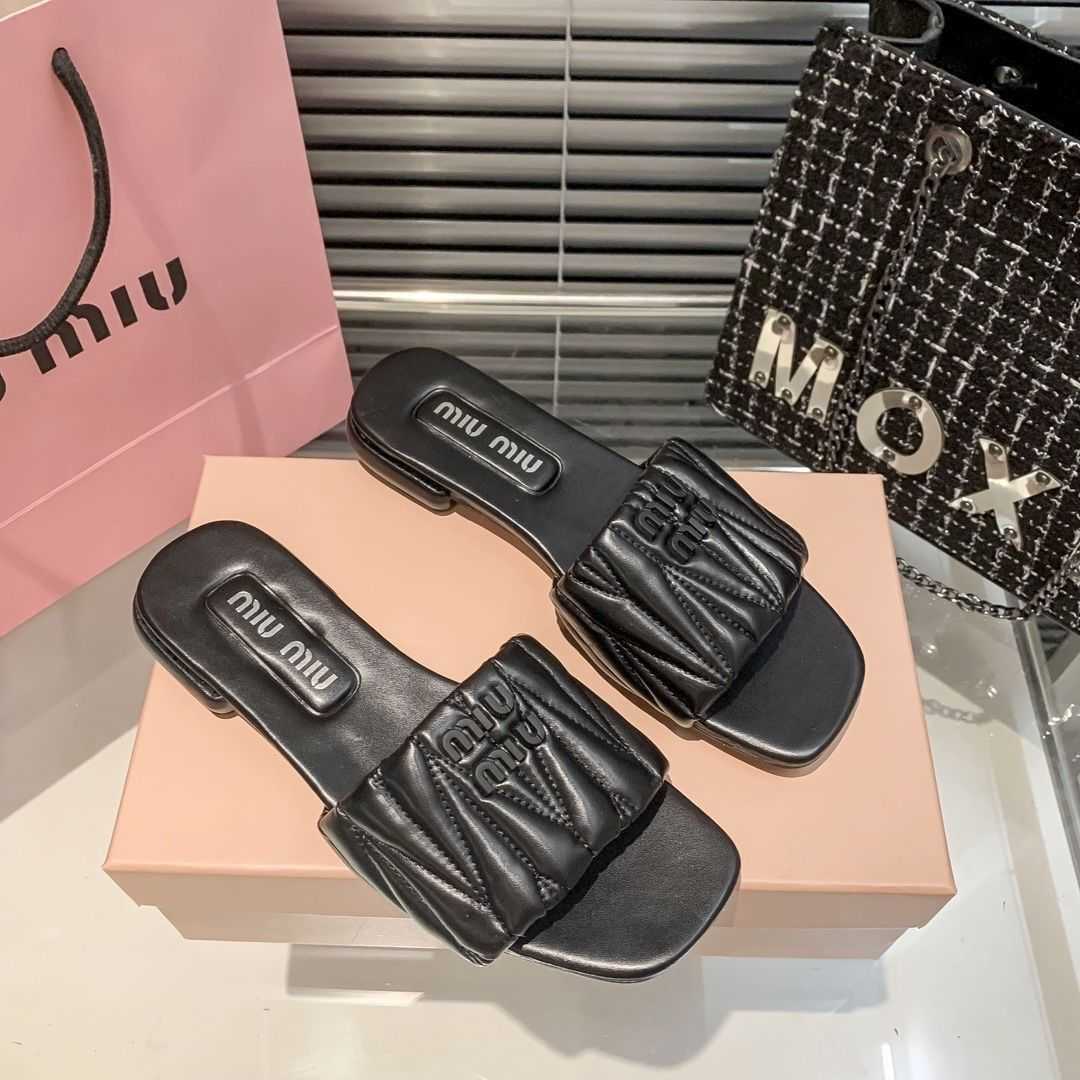 

Slippers Mius Designer Beach Shoes Sandals Women Slide Wear Seaside Holiday Caligae Flat Bottom Square Open Toe Flip Flops 0X5T