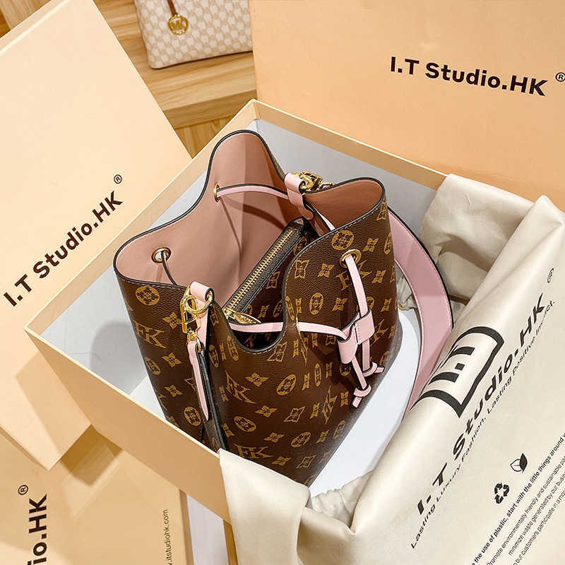 

Hong Kong genuine leather women's bag vintage drawstring bucket bag women's crossbody bag summer large capacity bag new large bag, Pink trumpet