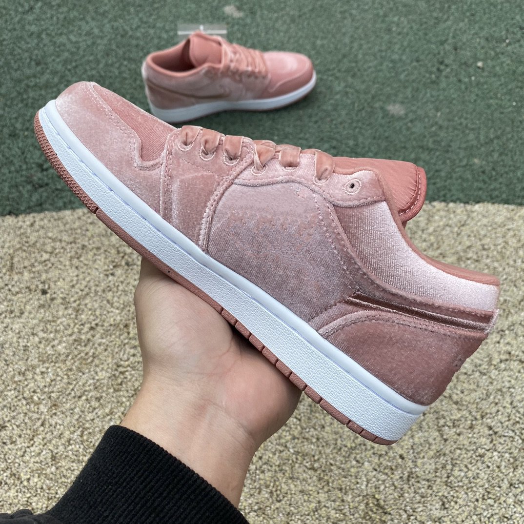 

1 1s low "pink velvet" shock absorbing low cut retro basketball shoe DQ8396-600 Womens Womens Size US 4Y-7Y EUR 36-40, Plum