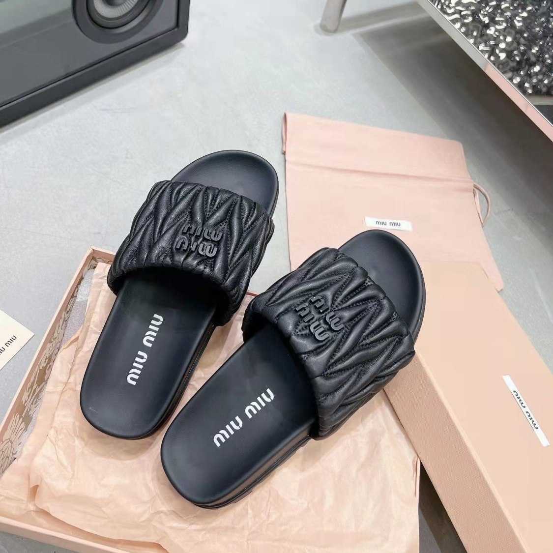 

Genuine Mius Beach Shoes Women Slide Designer Sandals Leather Slippers for Women's Summer Outerwear Pleated Flat Heel Holiday Square 65OB