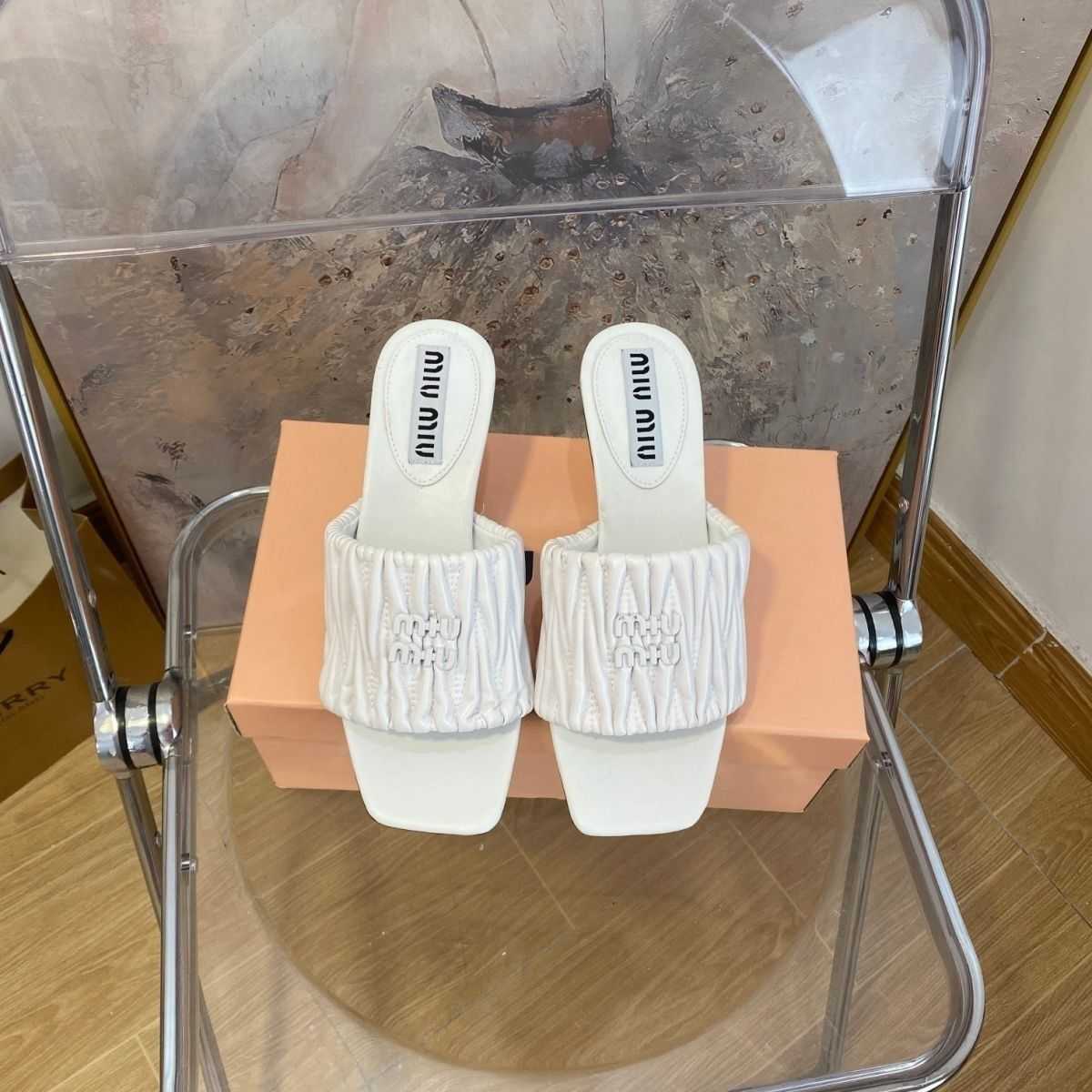 

Designer Mius Beach Sandals Shoes Women Sheepskin Slide Pleated Square Slippers for Women's Summer New Fashion Flat Bottom External Wear Casual 3 10CC