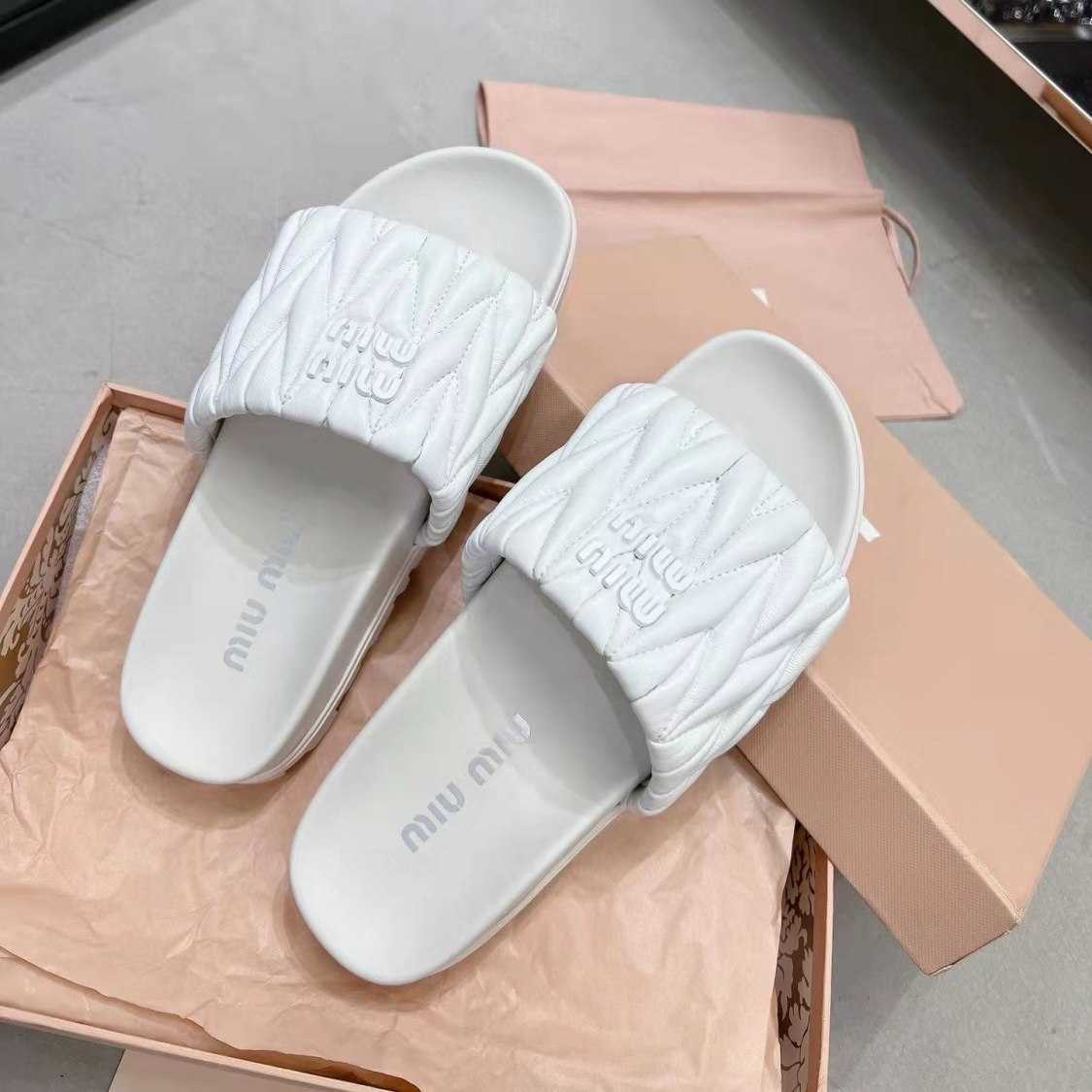 

Designer Shoes Women Slide Mius Sandals Genuine Beach Leather Slippers for Women's Summer Outerwear Pleated Flat Heel Holiday Square 27L8