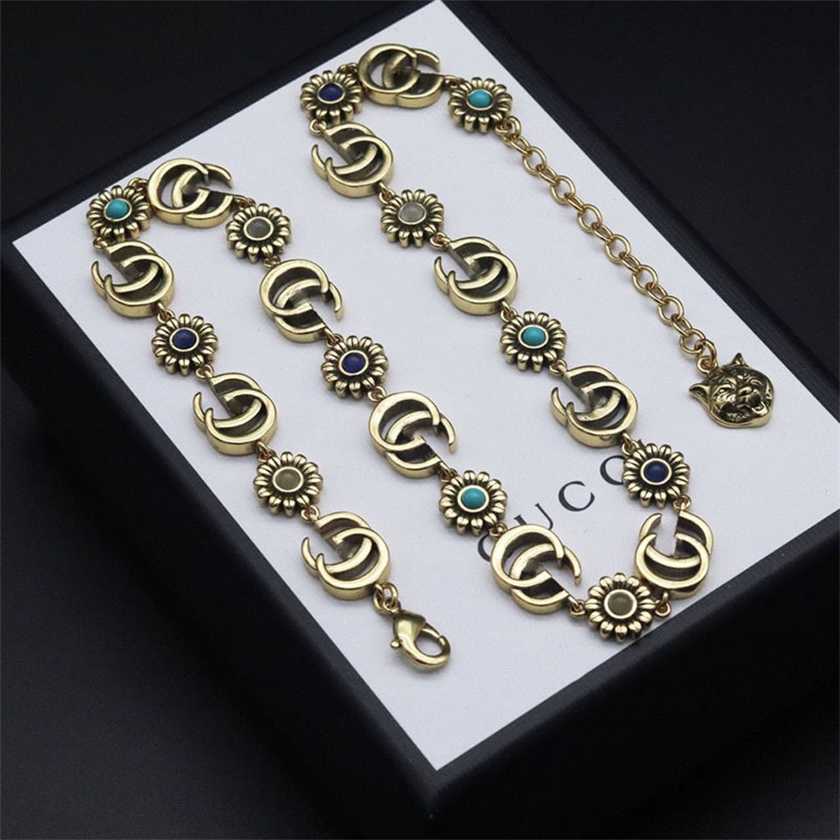 

Family's New Chrysanthemum Necklace, White