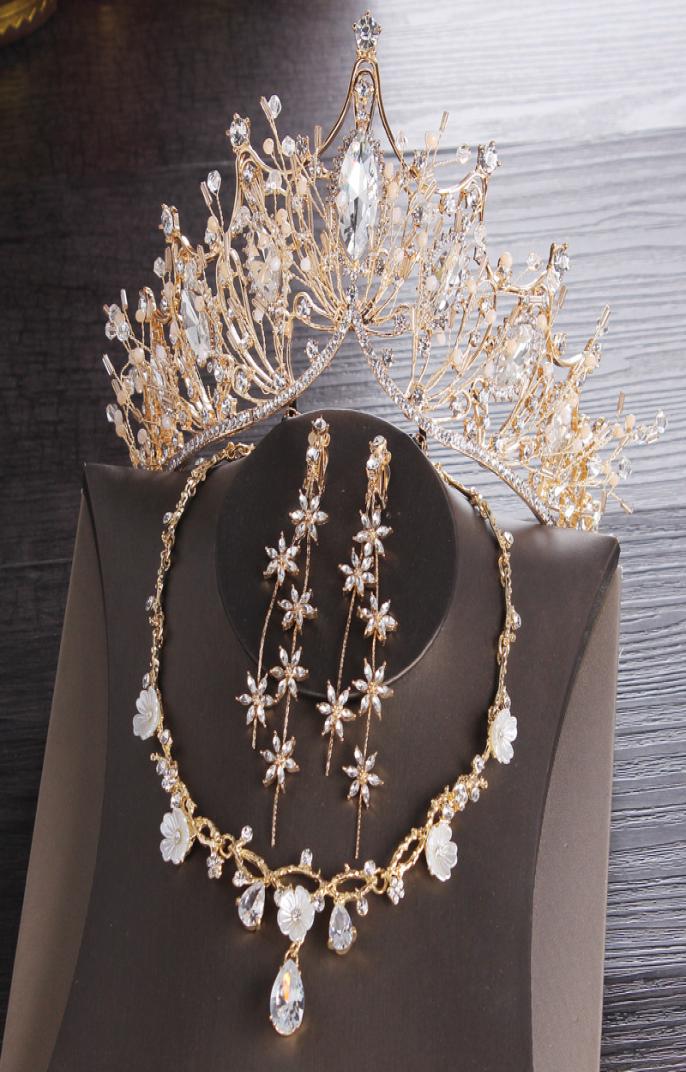 

Luxurious Gold Bridal Jewelry Set Three Piece Crown Earring Necklace Jewelry Wedding Accessories Ladies Party Accessories Tiaras4302486