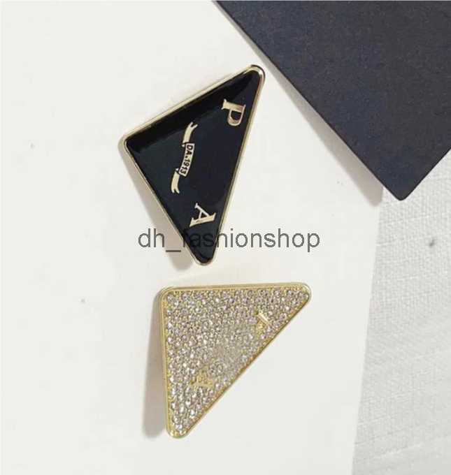 

23ss Fashion Brand Letter Designer Brooches High-Quality Letters Lapel Hollow Women Men Rhinestone Pearl Pin Wedding Party Metal Jewerlry With Figure Stamp