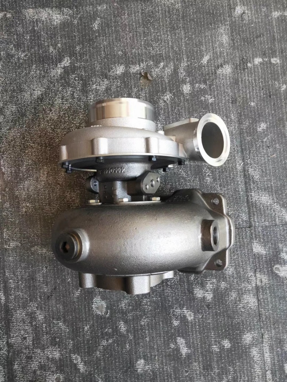 

Turbo model:H2D Part No.:3538623,3538624 OEM No.:3802886 Cooling type:oil lubrication ONLY Connection type:Hard Part condition:B