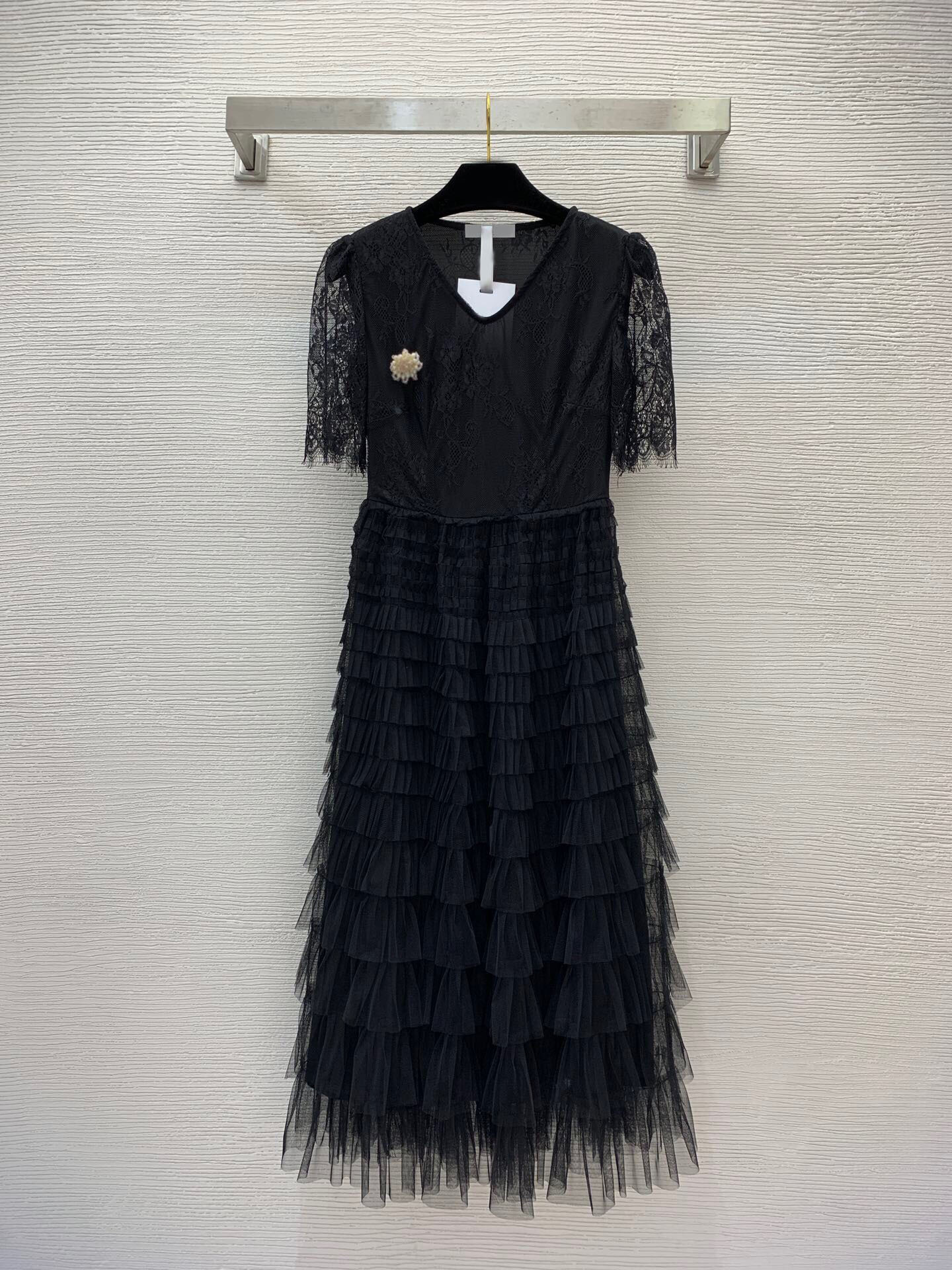 

2023 Summer Black Solid Color Beaded Tiered Tulle Dress Short Sleeve V-Neck Panelled Midi Casual Dresses B3L260041