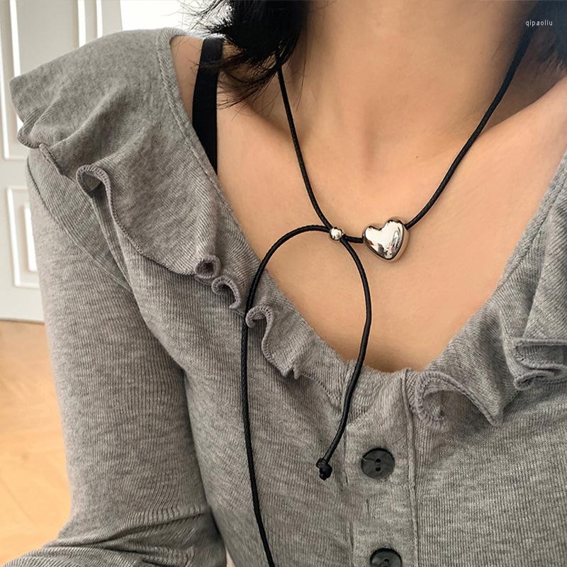 

Chains 2023 Z166 Metal Love Heart Leather Women's Korean Design Vintage Personality Temperament Necklace Collarbone Chain