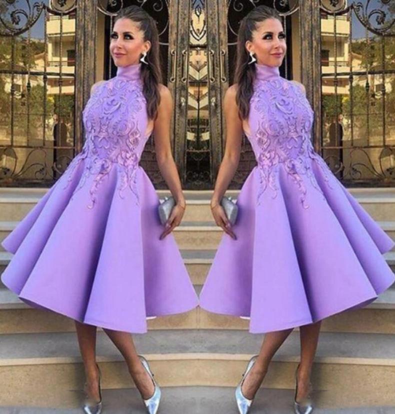 

Light Purple Sleeveless Short Bridesmaid Dresses Lace Appliques High Neck Satin Knee Length Bridesmaid Gowns For Wedding Formal Pa4774537