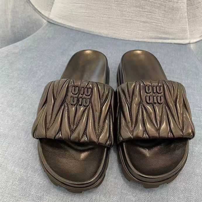 

Beach Shoes Women Slide Designer Sandals New Mius Fashion Sheepskin Pleated Square Slippers for Outerwear Flat Bottom Casual Ins 1 NMQ7