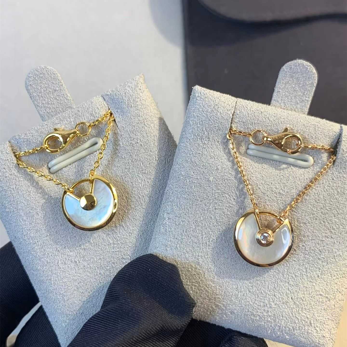 

Bestseller Talisman Necklace Women's 18K Rose Gold White Mother Shell Pendant Collar Chain Simple Luxury High grade niche design