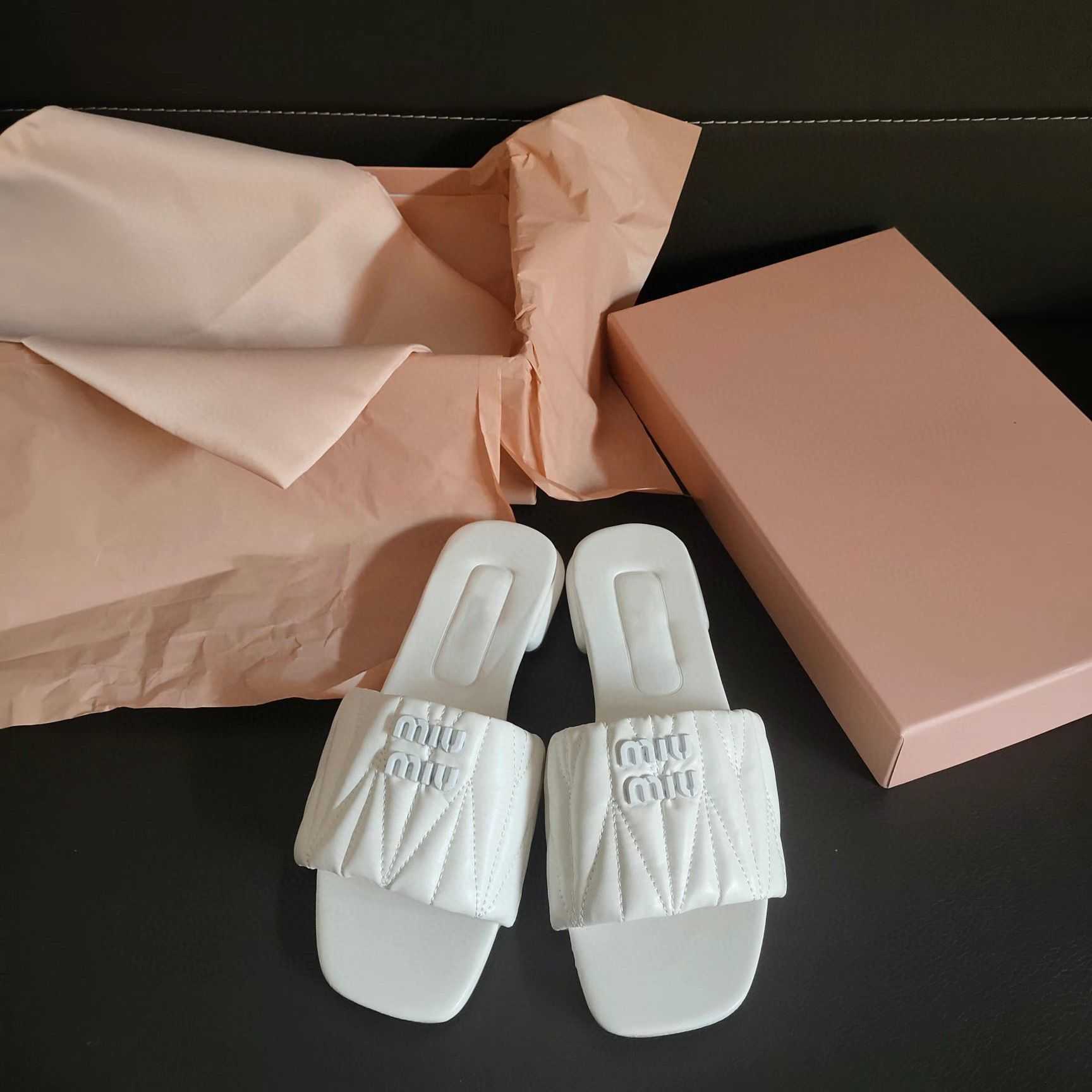 

Designer Shoes Women Slide Mius Sandals 2023 Beach New Slippers for Women's Summer Outwear Leisure Vacation Square Flat Bottom E1VC