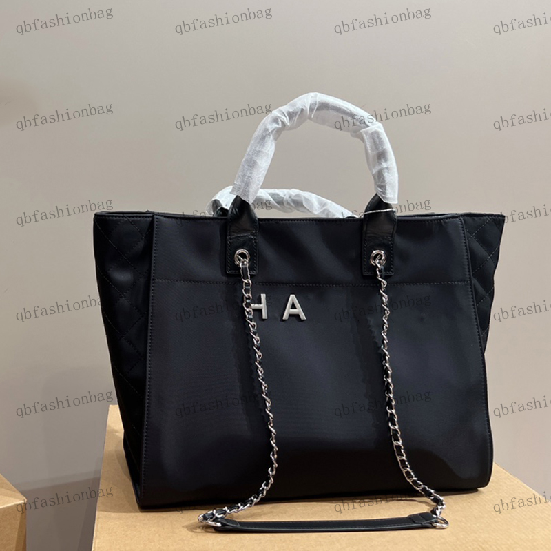 

Designer Women Beach Bag Shopping Bag Tarpaulin Fabric Hardware Metal Buckle Leather Top Handle Tote Matelasse Chain Crossbody Bag Travel Bag Classic Black 35x28cm