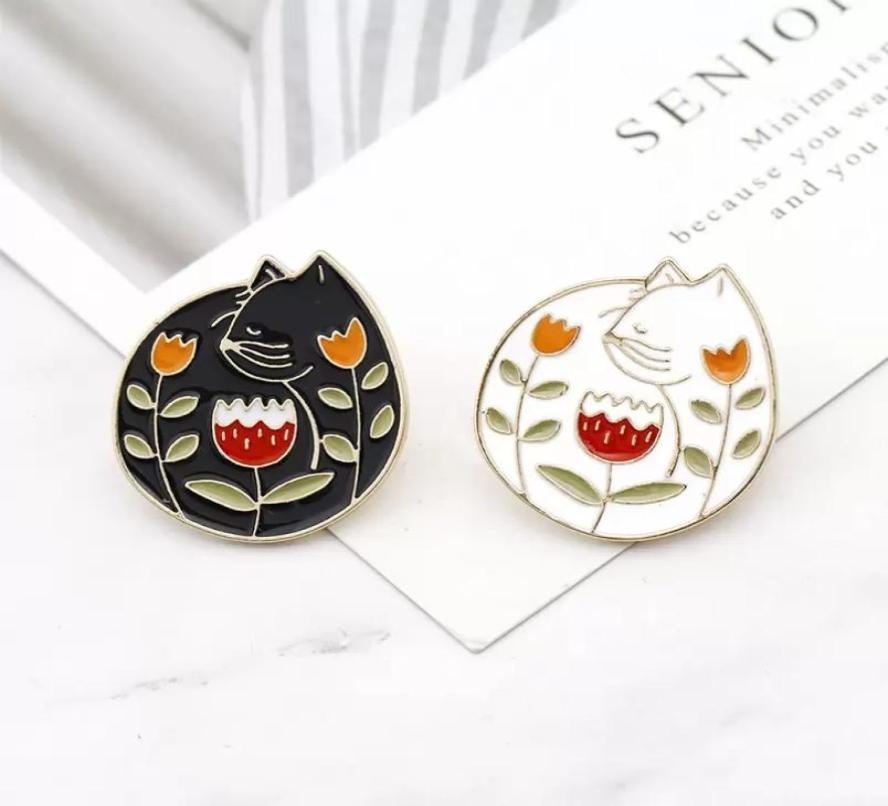 

Cat flower leaf pattern black and white cute cartoon personality brooch ornament creative special new trend lapels jeans3821128